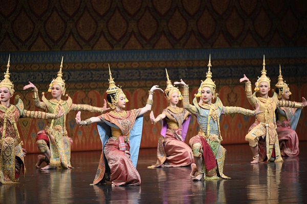 รูป-เจ้าฟ้าสิริวัณณวรีฯ ทอดพระเนตรการแสดงโขนมูลนิธิส่งเสริมศิลปาชีพฯ-19