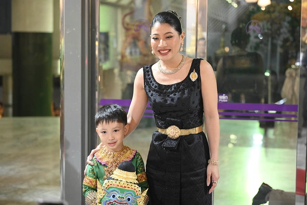 รูป-เจ้าฟ้าสิริวัณณวรีฯ ทอดพระเนตรการแสดงโขนมูลนิธิส่งเสริมศิลปาชีพฯ-16