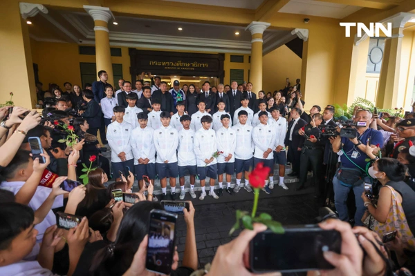 รูป-รมต.ศึกษาธิการ พบ โรงเรียนหมอนทองวิทยา จาก กระแส”หมอนทองฟีเวอร์" สู่การผลักดันการพัฒนาและส่งเสริมการกีฬาในโรงเรียนที่ด้อยโอกาส-11
