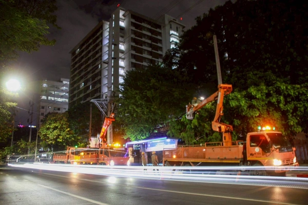รูป-MEA รื้อถอนสายไฟฟ้า “ถนนอังรีดูนังต์” พลิกโฉมมหานครสู่ “ถนนสวยไร้เสาสาย” เต็มรูปแบบ -9