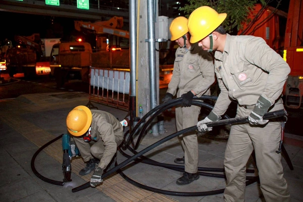 รูป-MEA รื้อถอนสายไฟฟ้า “ถนนอังรีดูนังต์” พลิกโฉมมหานครสู่ “ถนนสวยไร้เสาสาย” เต็มรูปแบบ -11