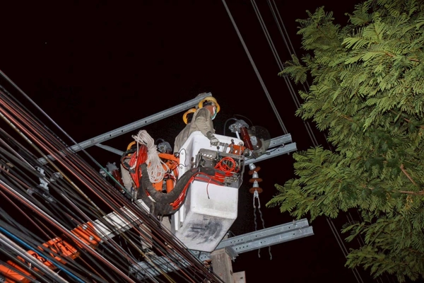 รูป-MEA รื้อถอนสายไฟฟ้า “ถนนอังรีดูนังต์” พลิกโฉมมหานครสู่ “ถนนสวยไร้เสาสาย” เต็มรูปแบบ -5