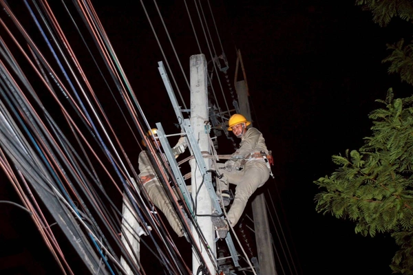 รูป-MEA รื้อถอนสายไฟฟ้า “ถนนอังรีดูนังต์” พลิกโฉมมหานครสู่ “ถนนสวยไร้เสาสาย” เต็มรูปแบบ -4