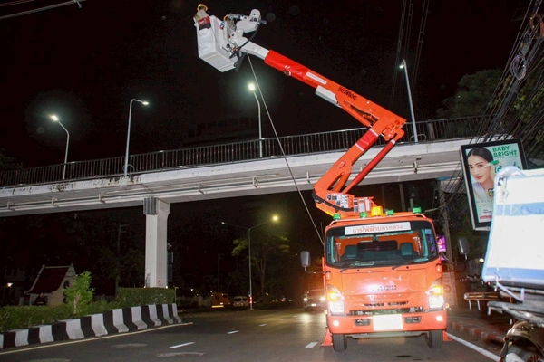 รูป-MEA รื้อถอนสายไฟฟ้า “ถนนอังรีดูนังต์” พลิกโฉมมหานครสู่ “ถนนสวยไร้เสาสาย” เต็มรูปแบบ -15
