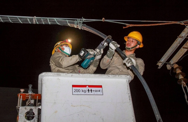 รูป-MEA รื้อถอนสายไฟฟ้า “ถนนอังรีดูนังต์” พลิกโฉมมหานครสู่ “ถนนสวยไร้เสาสาย” เต็มรูปแบบ -13