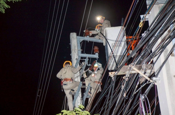 รูป-MEA รื้อถอนสายไฟฟ้า “ถนนอังรีดูนังต์” พลิกโฉมมหานครสู่ “ถนนสวยไร้เสาสาย” เต็มรูปแบบ -7