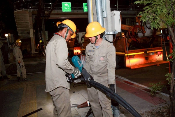 รูป-MEA รื้อถอนสายไฟฟ้า “ถนนอังรีดูนังต์” พลิกโฉมมหานครสู่ “ถนนสวยไร้เสาสาย” เต็มรูปแบบ -12