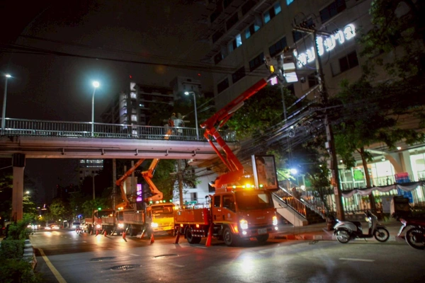 รูป-MEA รื้อถอนสายไฟฟ้า “ถนนอังรีดูนังต์” พลิกโฉมมหานครสู่ “ถนนสวยไร้เสาสาย” เต็มรูปแบบ -8