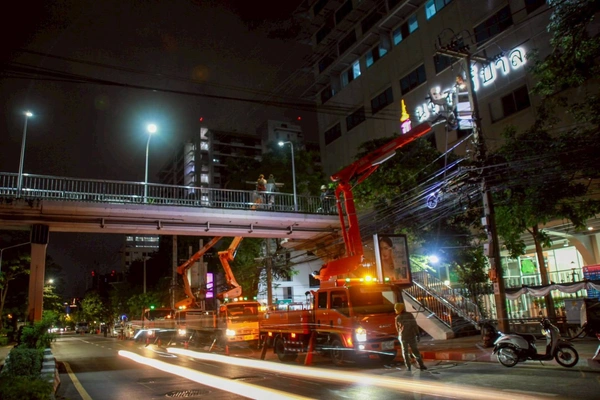 รูป-MEA รื้อถอนสายไฟฟ้า “ถนนอังรีดูนังต์” พลิกโฉมมหานครสู่ “ถนนสวยไร้เสาสาย” เต็มรูปแบบ -10