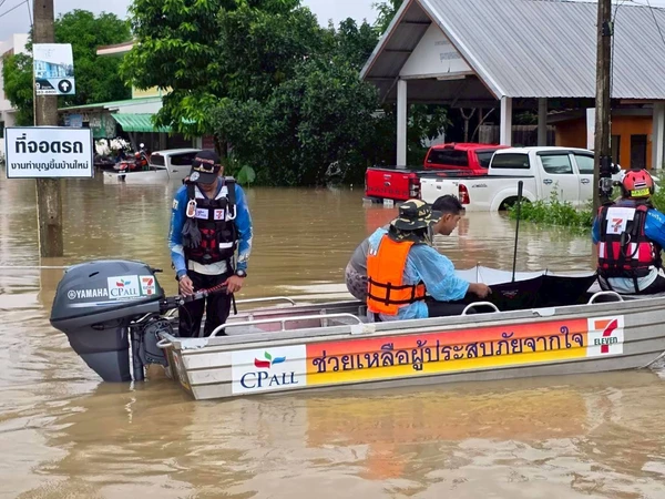 รูป-เครือซีพี ช่วยชาวใต้ฝ่าวิฤตน้ำท่วม ส่ง 2,000 ถุงกำลังใจ–ไข่ 3 แสนฟอง-4