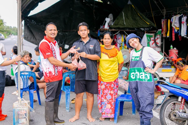 รูป-ระดับน้ำเพิ่มสูงขึ้น เฝ้าระวังฝนตกหนัก และน้ำท่วมรอการระบายในพื้นที่ชุมชน-1