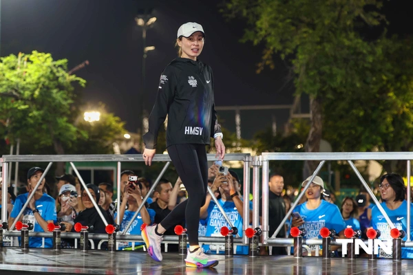 รูป-ประมวลภาพ พระราชินี ทรงวิ่ง ฮาล์ฟมาราธอน ร่วมกับ เอเลียด คิปโชเก้ ทรงใช้เวลา 2.13 ชม. ก่อนเข้าเส้นชัย-16