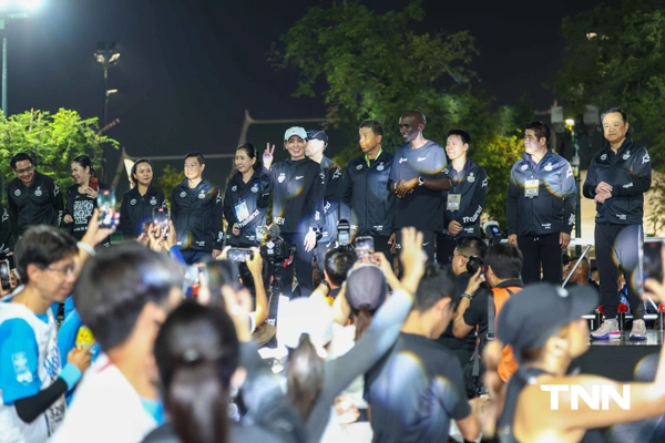รูป-ประมวลภาพ พระราชินี ทรงวิ่ง ฮาล์ฟมาราธอน ร่วมกับ เอเลียด คิปโชเก้ ทรงใช้เวลา 2.13 ชม. ก่อนเข้าเส้นชัย-18