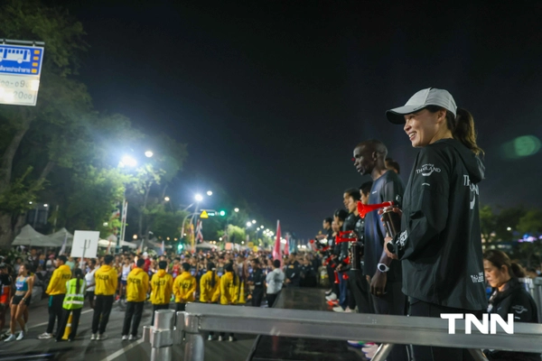 รูป-ประมวลภาพ พระราชินี ทรงวิ่ง ฮาล์ฟมาราธอน ร่วมกับ เอเลียด คิปโชเก้ ทรงใช้เวลา 2.13 ชม. ก่อนเข้าเส้นชัย-20