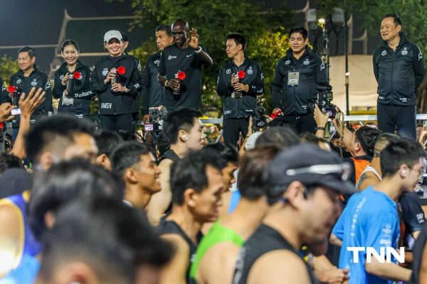 รูป-ประมวลภาพ พระราชินี ทรงวิ่ง ฮาล์ฟมาราธอน ร่วมกับ เอเลียด คิปโชเก้ ทรงใช้เวลา 2.13 ชม. ก่อนเข้าเส้นชัย-21