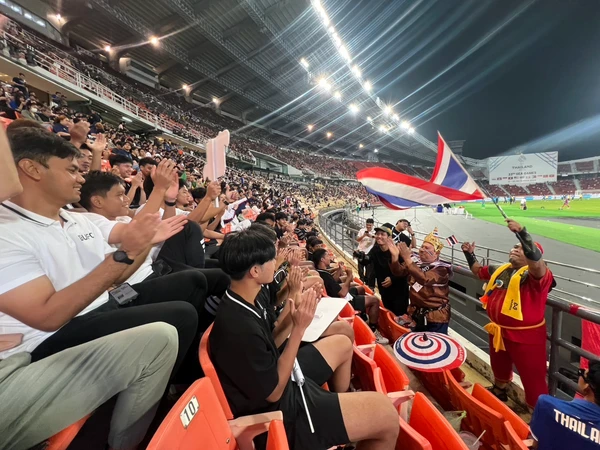 รูป-“ซีพีร้อยเรียงใจ พาไทยคว้าชัยซีเกมส์” ชวนนักเตะแข้งทอง BUFC เข้าชม-นำเชียร์ทีมชาติไทยดวลสิงคโปร์ -3