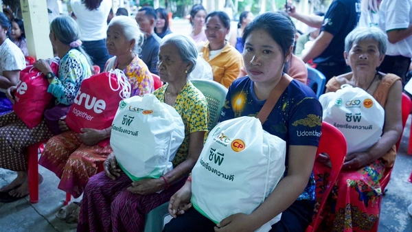 รูป-ซีอีโอ “ศุภชัย” นำ “ซีพีอาสา” ลงพื้นที่อุบลฯ หนุนอุปกรณ์แพทย์-เยี่ยมผู้อพยพ-9