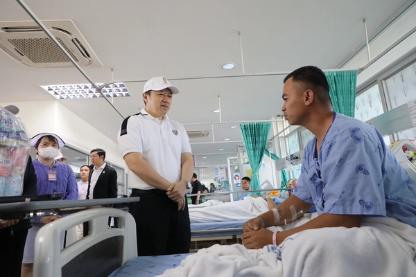 รูป-ซีอีโอ “ศุภชัย” นำ “ซีพีอาสา” ลงพื้นที่อุบลฯ หนุนอุปกรณ์แพทย์-เยี่ยมผู้อพยพ-10