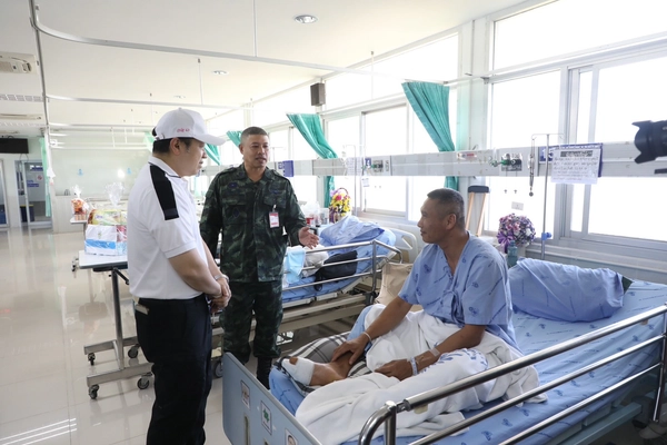 รูป-ซีอีโอ “ศุภชัย” นำ “ซีพีอาสา” ลงพื้นที่อุบลฯ หนุนอุปกรณ์แพทย์-เยี่ยมผู้อพยพ-11