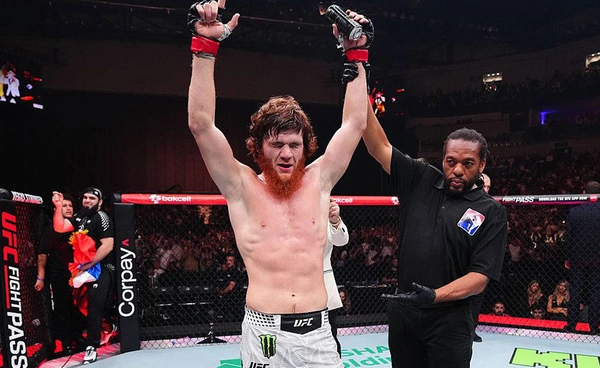 มาโกเมดอฟ เร่งเครื่องแซง!   พลิกดับ เปเรย์รา UFC บากู