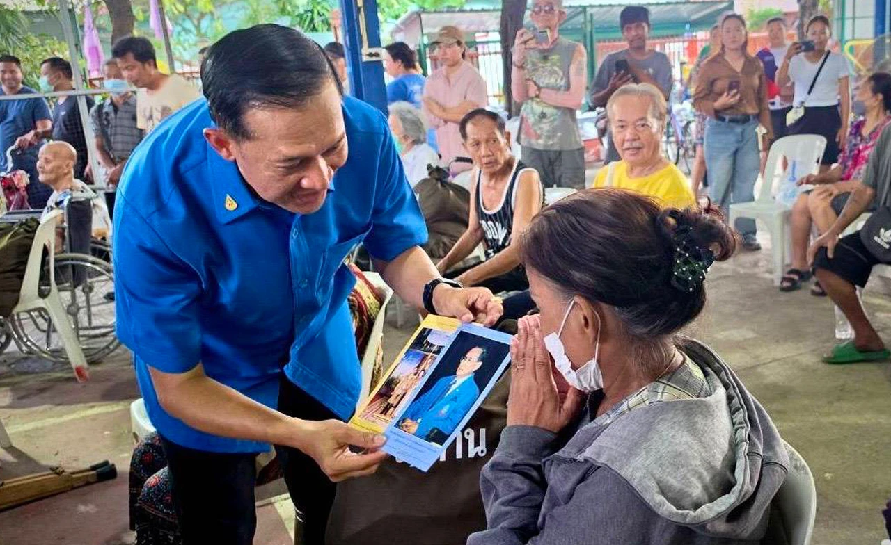 ในหลวง-พระราชินี พระราชทานถุงยังชีพ 200 ชุด ช่วยน้ำท่วมลาดกระบัง