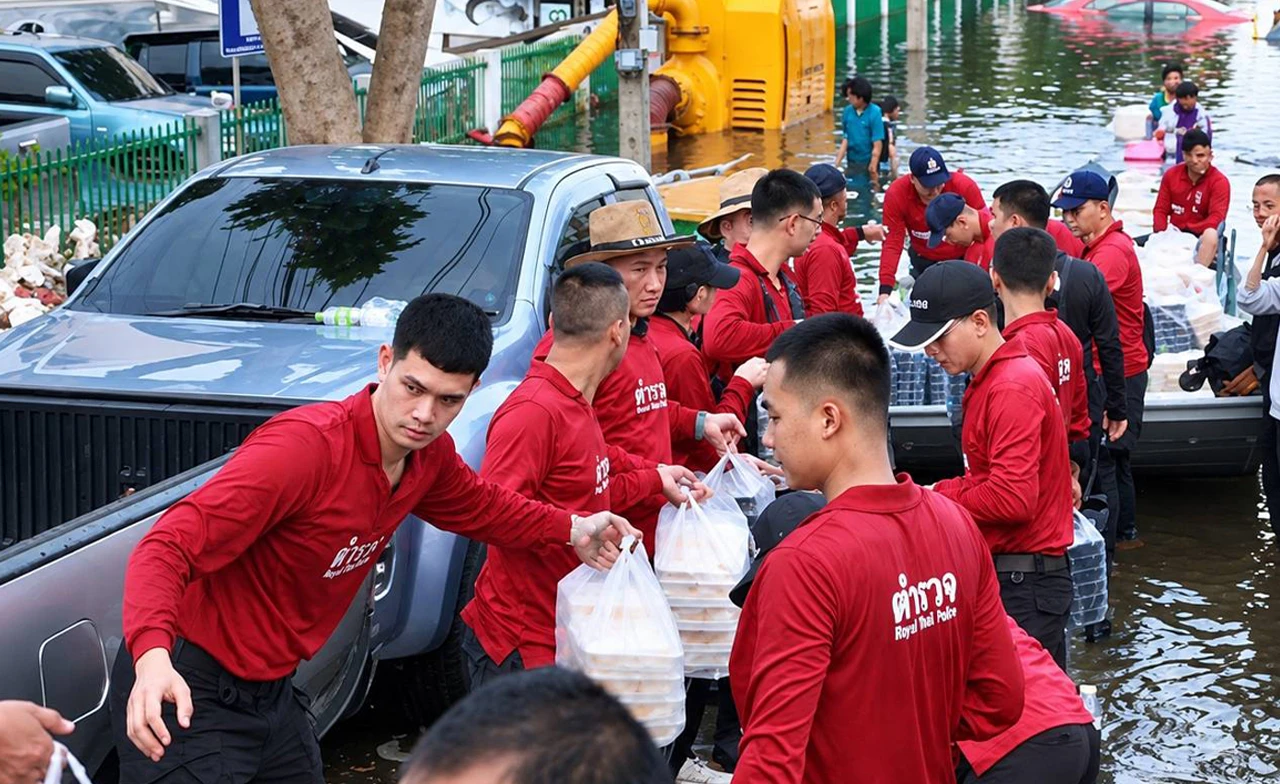 ในหลวง-พระราชินี พระราชทานอาหารช่วยผู้ประสบอุทกภัย กทม.