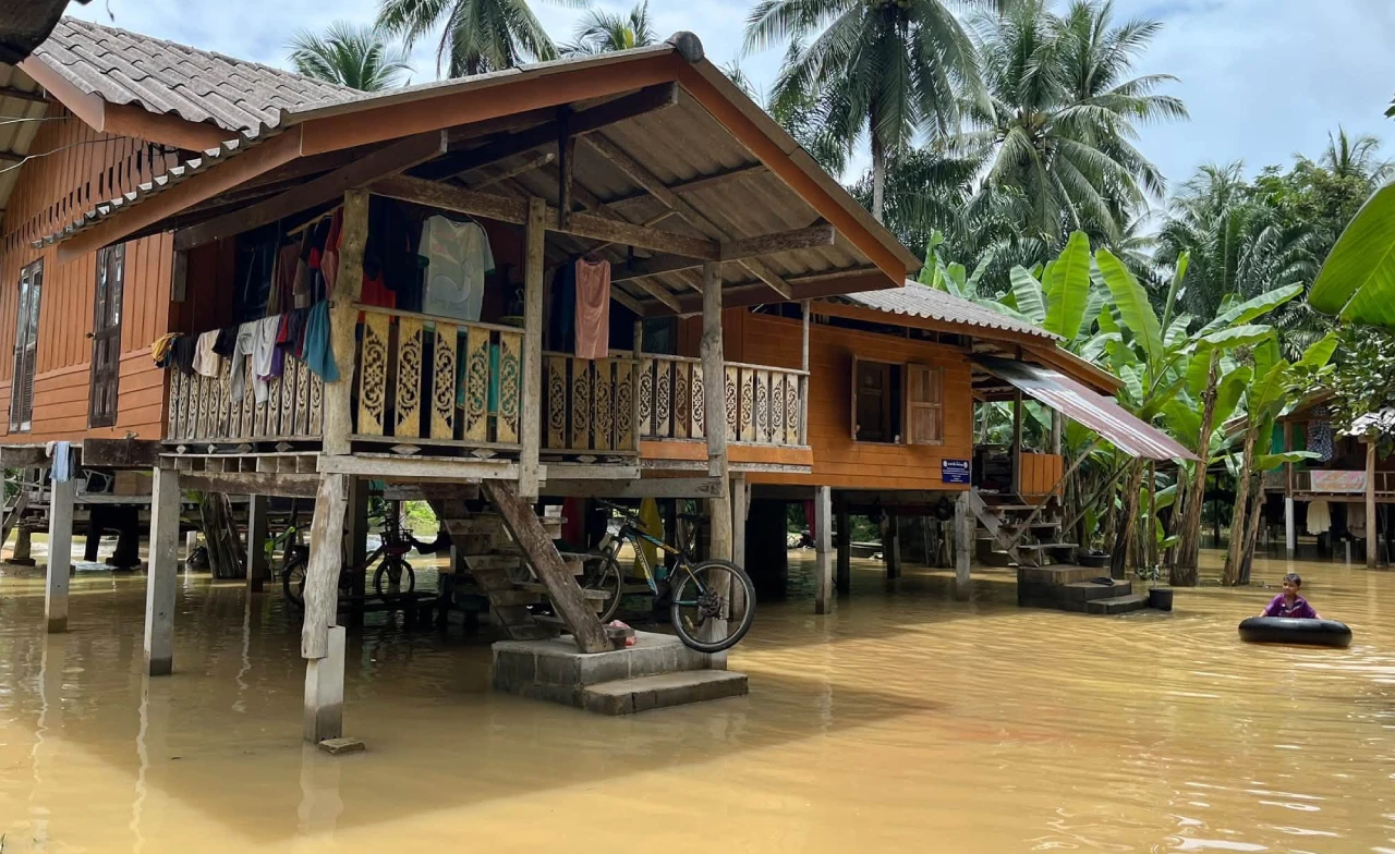 “สตูล” ฝนถล่มหนัก น้ำทะลักเข้าบ้านเรือน