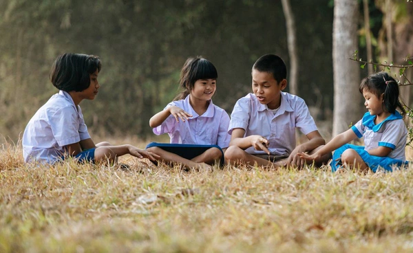 ถอดนโยบาย “เรียนฟรี” อะไรฟรีจริง และครอบครัวไทยยังต้องจ่ายอะไรเพิ่ม?