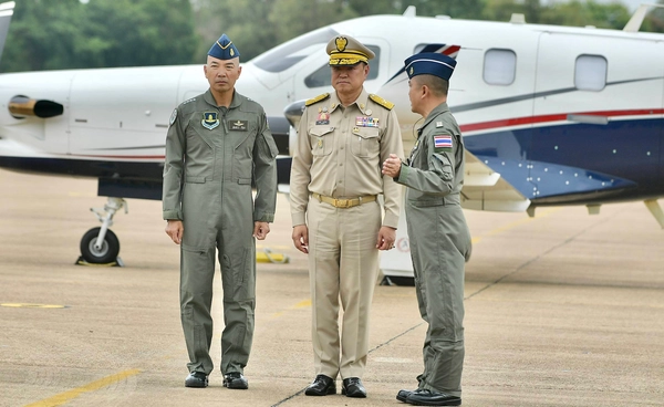 นายกฯ ขับเครื่องบินส่วนตัวเข้ากองบิน 1 โคราช พร้อมมอบนโยบาย 5 ด้าน