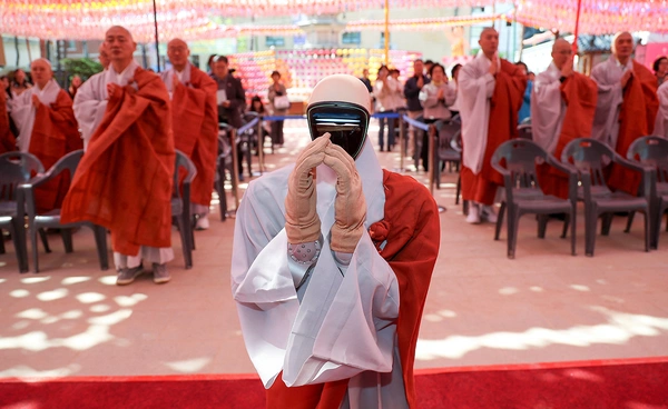 เกาหลีใต้จัดพิธีบวช “หุ่นยนต์ฮิวแมนนอยด์” รับศีลเข้าวัด สู่ร่มพระพุทธศาสนา 