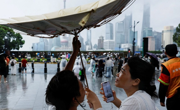 จีนอพยพคนนับล้าน เซี่ยงไฮ้ฝนหนักสุดรอบ 150 ปี อิทธิพล ไต้ฝุ่น “ดอลฟิน”