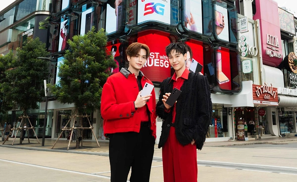 ทรู ดีแทค 5G ชวนใจละลายไปกับ “จูเนียร์ - มาร์ค” เปิดจอง Samsung Galaxy Z Fold8
