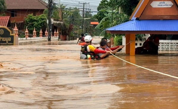 มท. สั่งระดมเจ็ตสกี-เรือ–เฮลิคอปเตอร์ เร่งให้ความช่วยเหลือน้ำท่วมน่าน