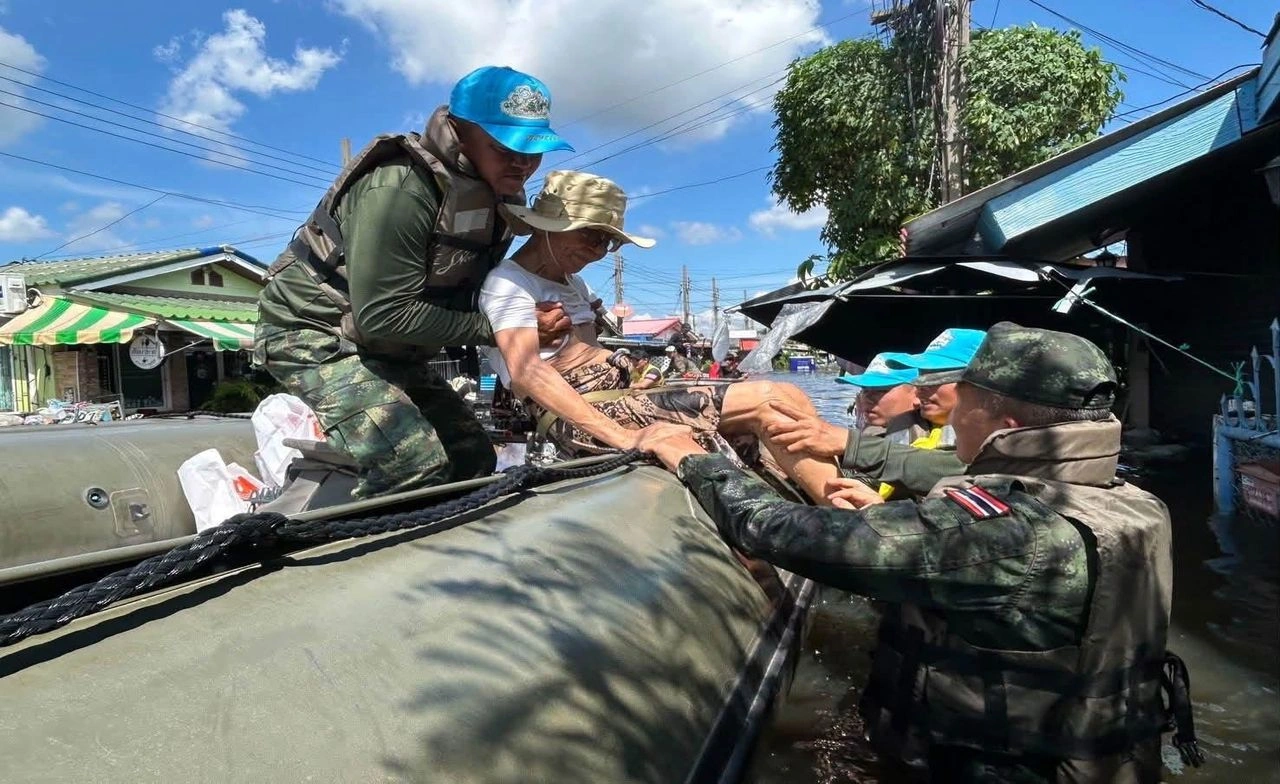 กลาโหมบูรณาการทุกเหล่าทัพ — รวมพลังช่วยประชาชนฝ่าวิกฤตอุทกภัยทั่วกรุงเทพฯ