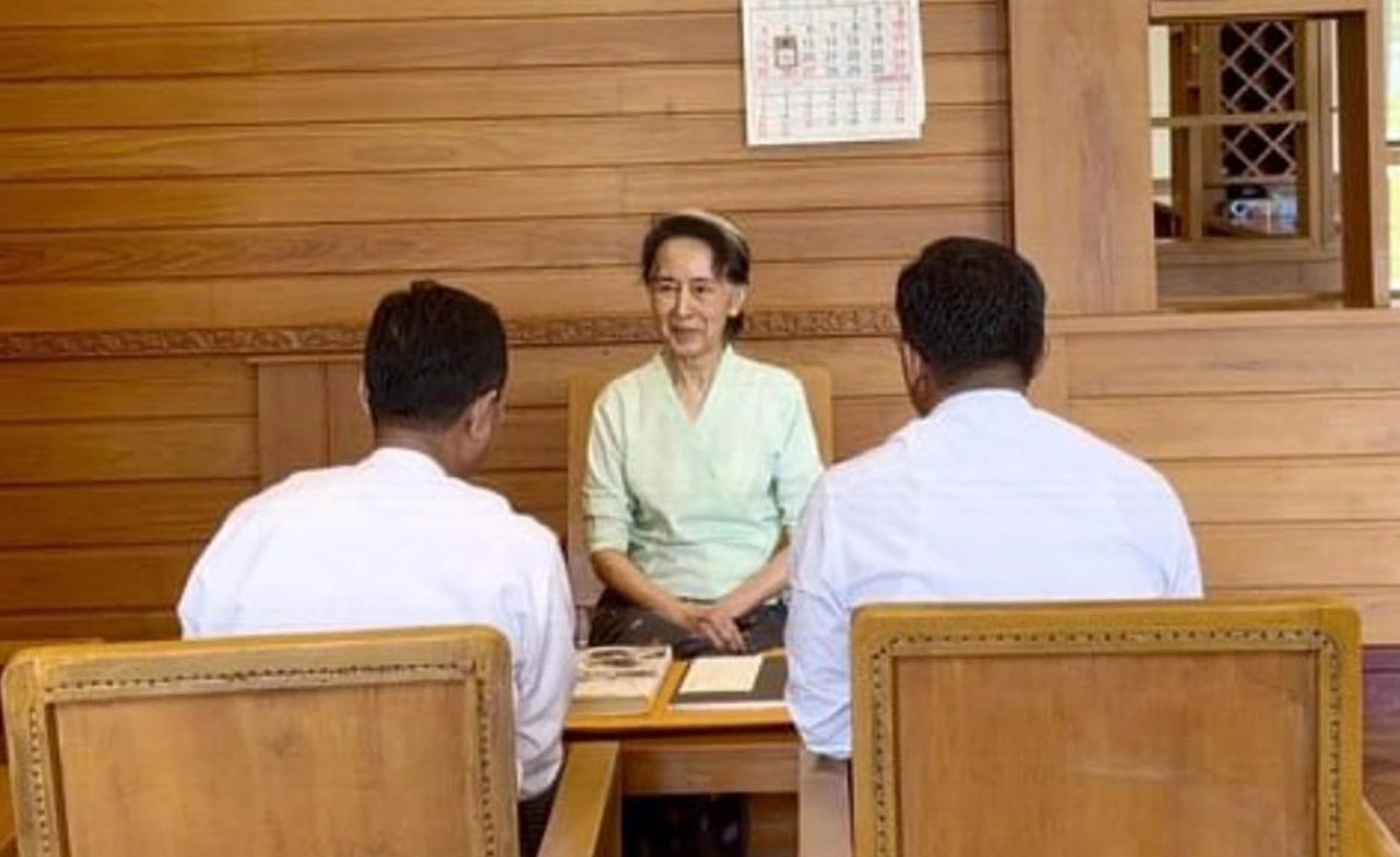 อองซานซูจี ได้รับพัสดุจากสมเด็จพระเจ้าชาร์ลส์ที่ 3 แห่งอังกฤษ
