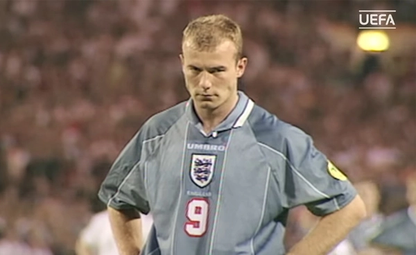 แฟชั่นหรือข้อจำกัด? ย้อนรอยเสื้อสีเทา ทีมชาติอังกฤษ ในยูโร 1996 กับข้อสังเกตทางวิทยาศาสตร์การมองเห็น