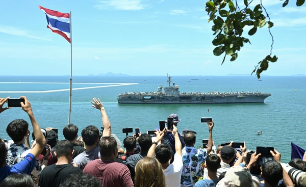 USS Abraham Lincoln ออกจากแหลมฉบัง นักท่องเที่ยวแห่ชม โบกมือลา
