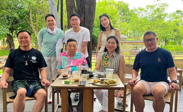 “อนุทิน” โพสต์ภาพครอบครัว พร้อมแคปชัน “นุ่งขาสั้นมั่งดีก่า”