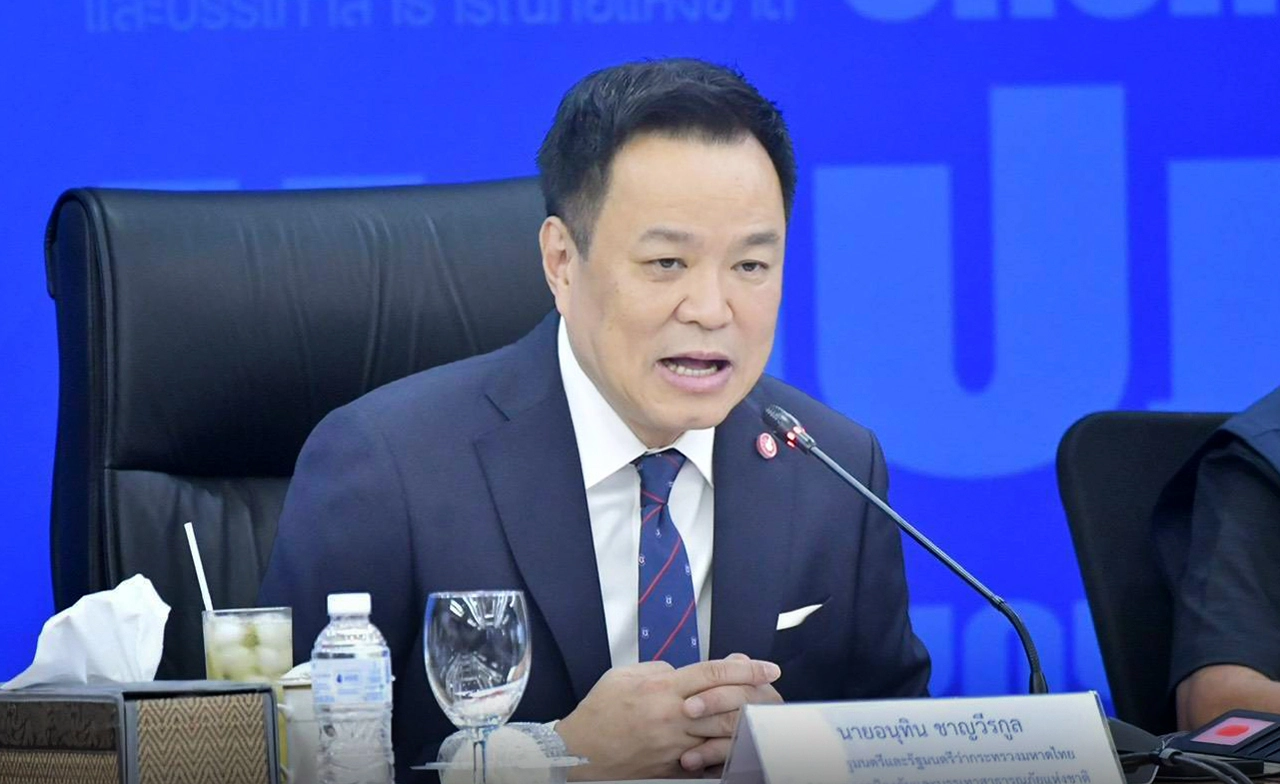 อนุทินสั่งระบายน้ำข้ามจังหวัด พร้อมเร่ง ปภ. เยียวยา 10,400 ครัวเรือน รวม 94 ล้านบาท