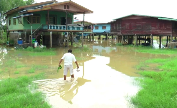 “พิจิตร” แม่น้ำยมล้นตลิ่ง น้ำท่วมบ้านเรือนกว่า 10 หลัง
