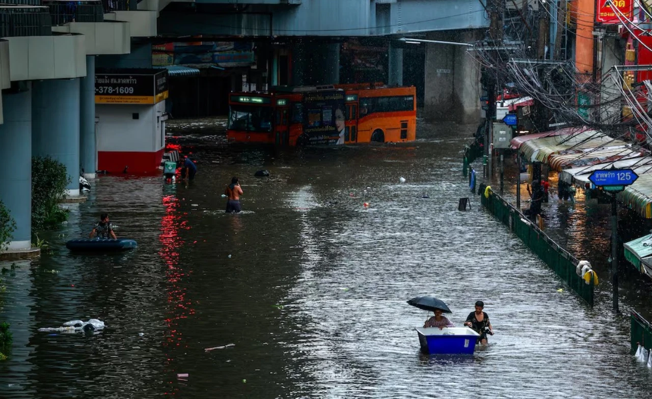 กทม.ฝนจะเริ่มซาเย็นนี้! “ชัชชาติ” มั่นใจ 2-3 วันคลี่คลาย สั่ง WFH วันจันทร์ ลดการเดินทาง