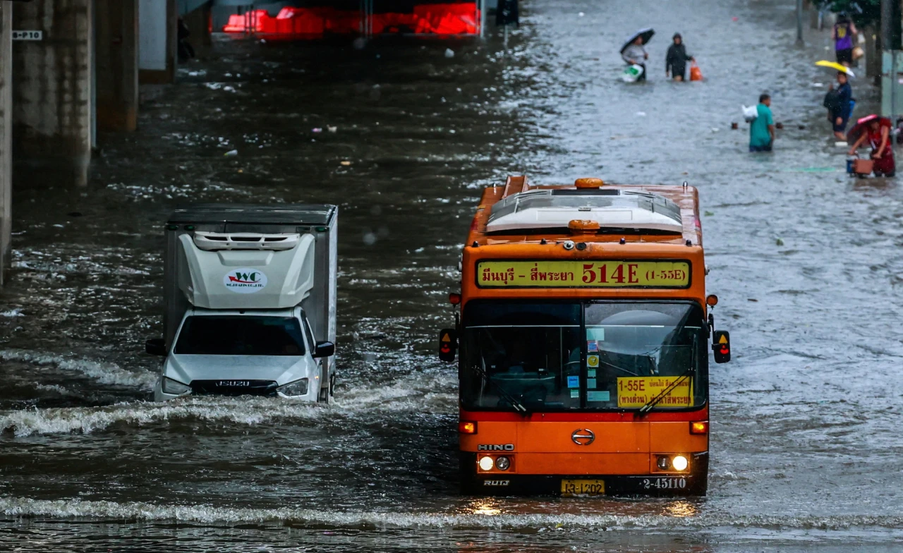 สถานทูตสหรัฐฯ เตือนประชาชนในไทยงดเดินทาง เหตุน้ำท่วมหนัก