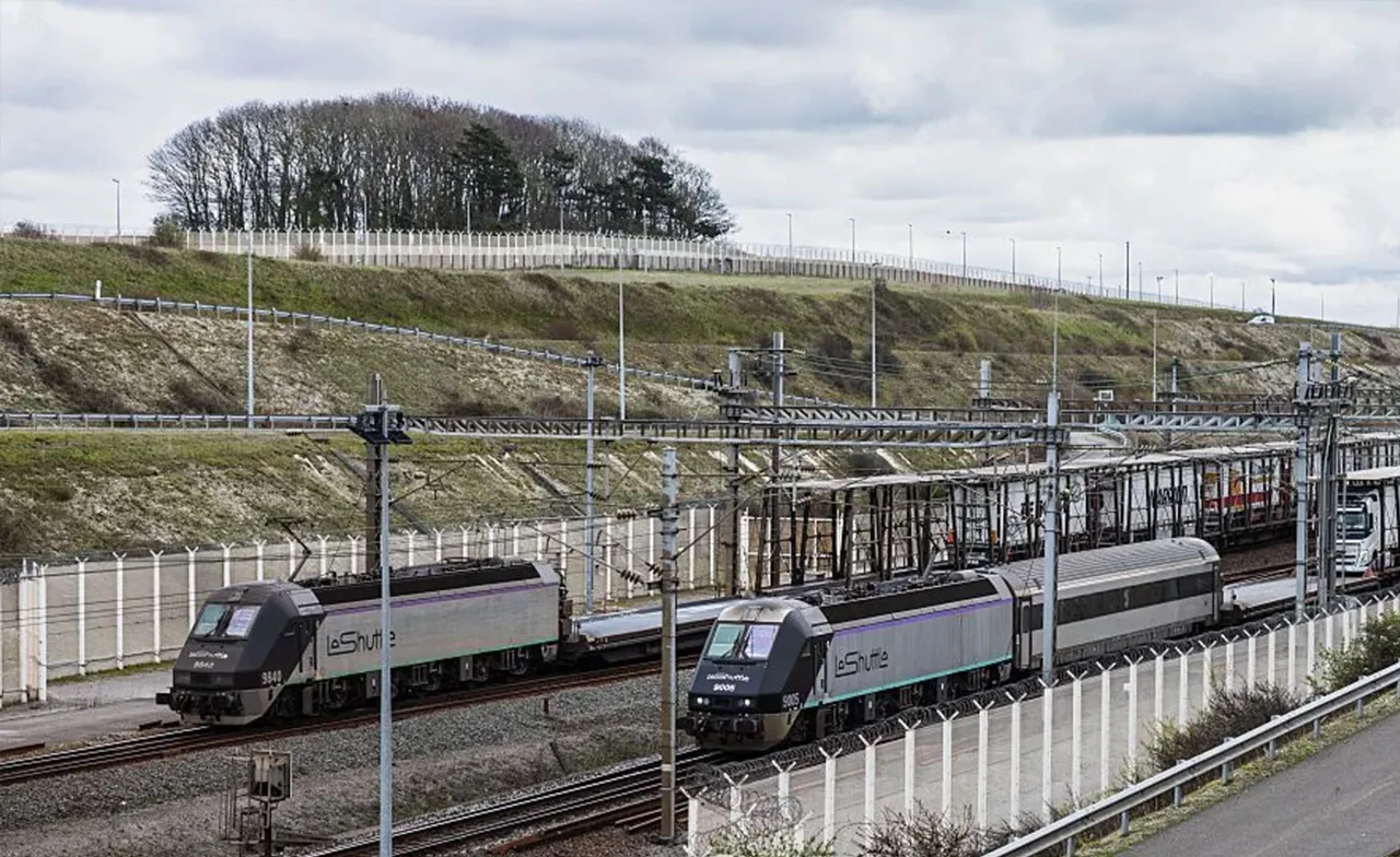 รถบัสโดยสารชนรถไฟที่จอดอยู่ใกล้ทางเข้าอุโมงค์ช่องแคบอังกฤษ บาดเจ็บ 19 คน