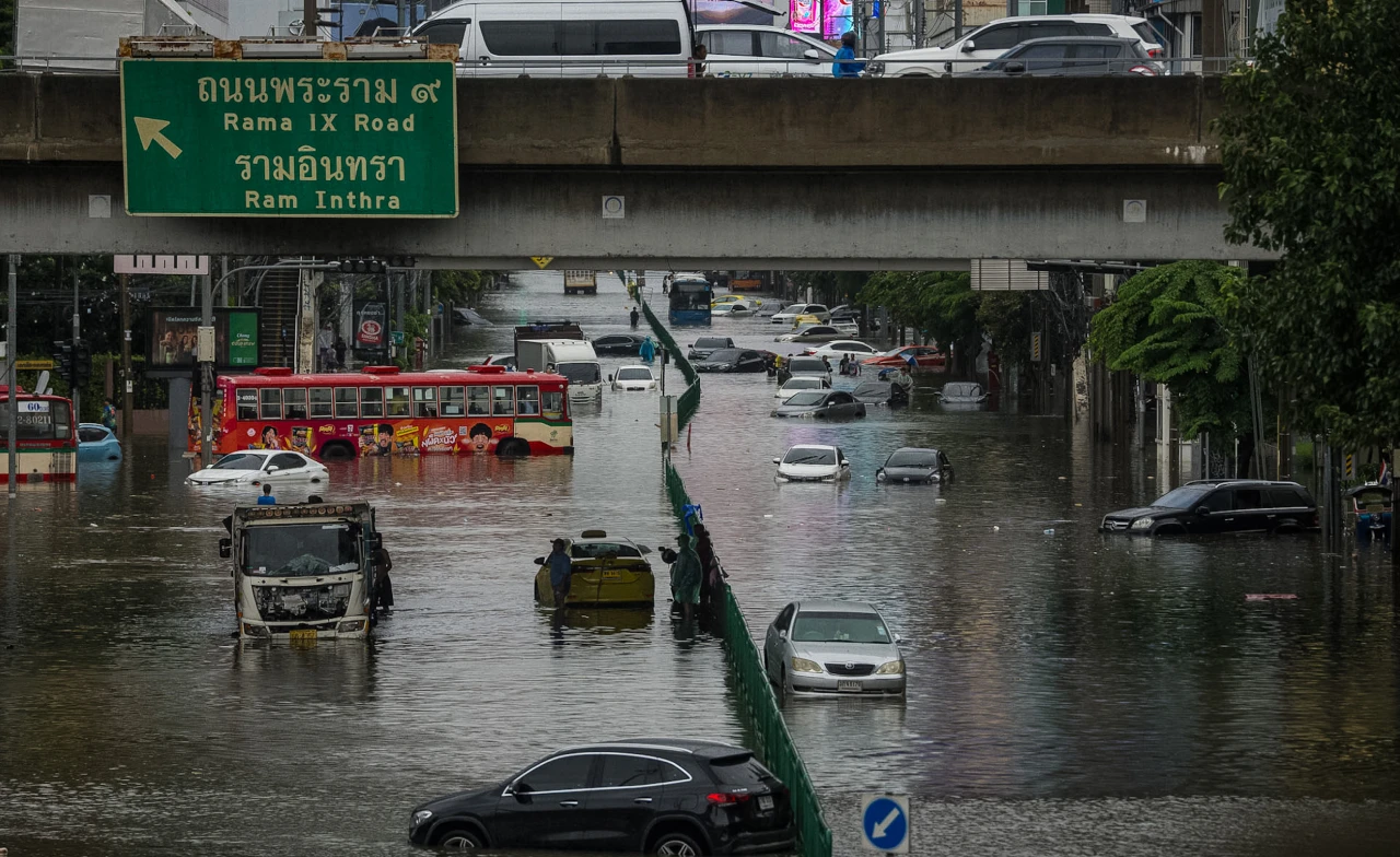 เปิดปัจจัยน้ำท่วม กทม. ฝนตกแช่ข้ามวัน แม้ท่อไม่ตันแต่คลองเต็ม