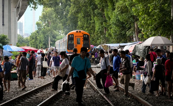 ตลาดลาวคลองตัน วิถีตลาดริมรางรถไฟกลางกรุง