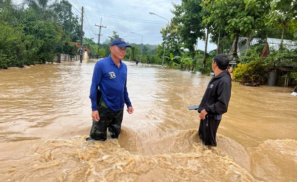 เปิดภาพ น้ำป่าไหลหลากท่วม "อ.ดอยหลวง" เจ้าหน้าที่เร่งช่วยเหลือ