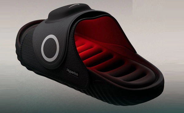 Nike x Hyperice เปิดตัวรองเท้าแตะนวดเท้าพร้อมประคบร้อน