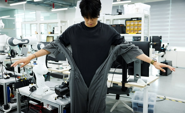 เกาหลีใต้ทำ "หุ่นยนต์เถาวัลย์" ช่วยสวมเสื้อผ้าอัตโนมัติแบบไม่ต้องใช้มือ