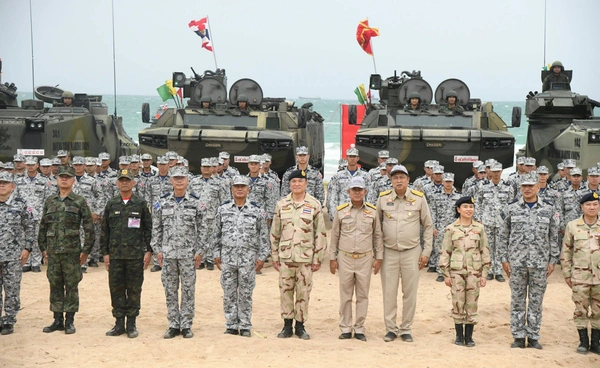 นายกฯ ตรวจศูนย์บัญชาการช่วยผู้ประสบภัยกองทัพเรือ จังหวัดชลบุรี 