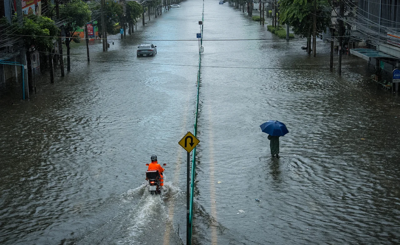 “ฝนตกแช่” คืออะไร? ตกหนักขนาดไหนต้องอพยพ?